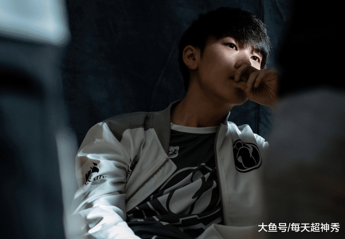 RNG轻取CLG,Knight2完成帽子戏法 RNG轻取CLG,Knight2完成帽子戏法