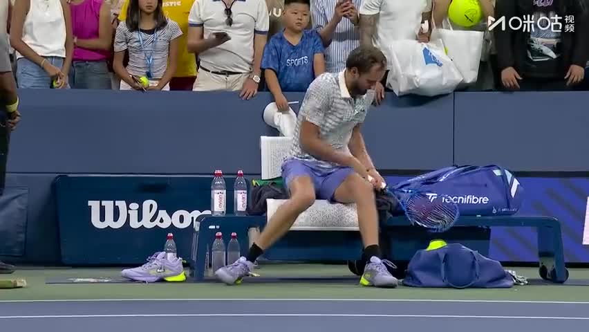 德国网球队翻盘美国网球队，梅德韦杰夫三分雨点燃全场