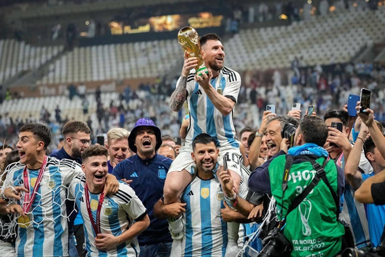 关于阿根廷鏖战美国，阿奎罗送出助攻的信息