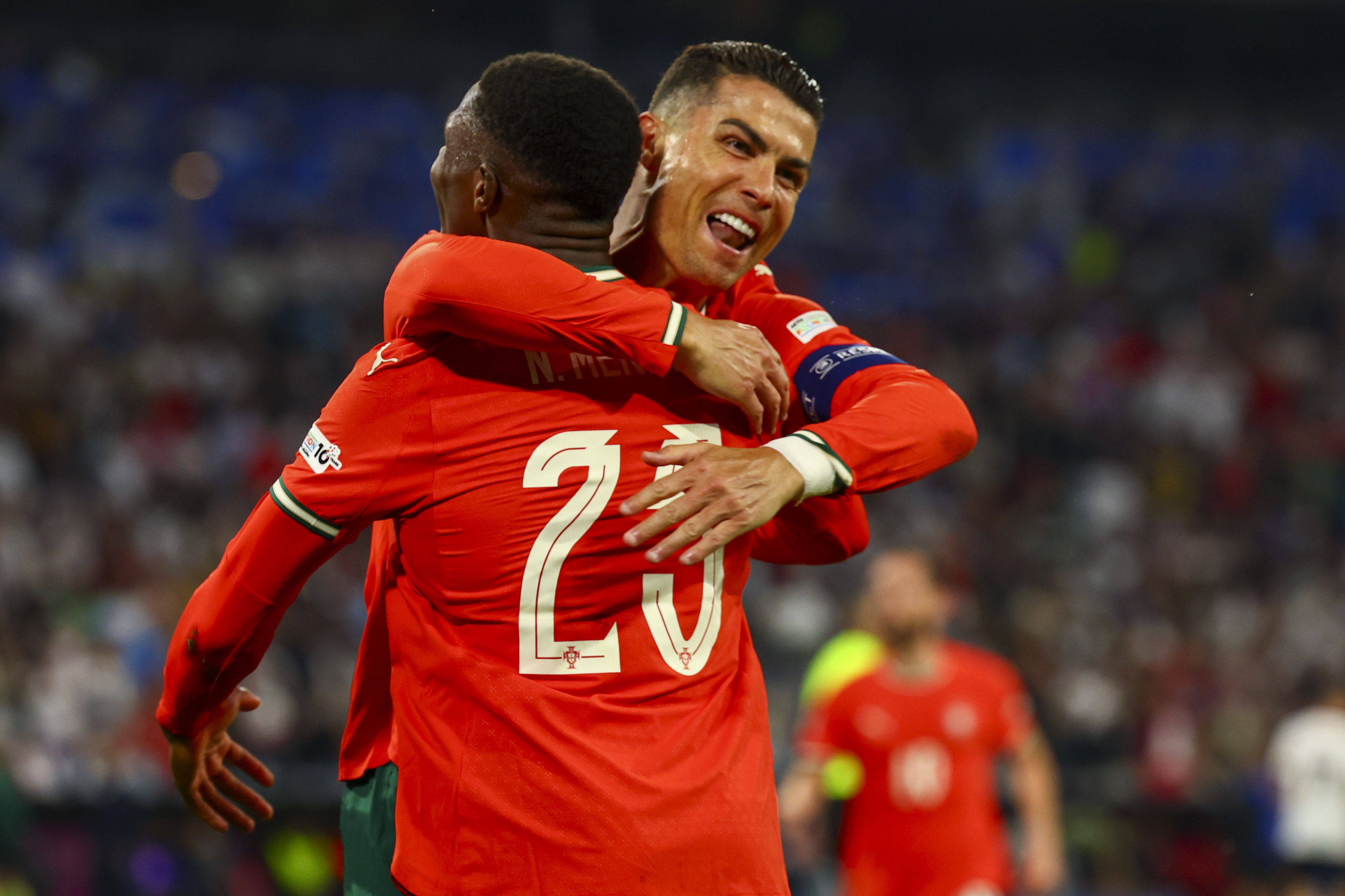 开云体育-欧国联赛事势不可挡,球迷热情高涨