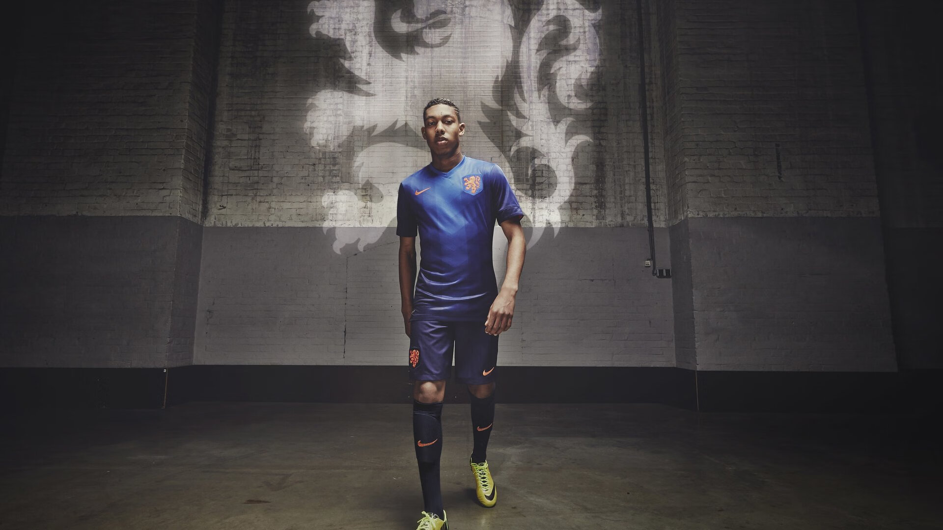 从锋线尖刀到防守铁闸，格列兹曼锁死对手，助力荷兰斩落波兰的战术启示